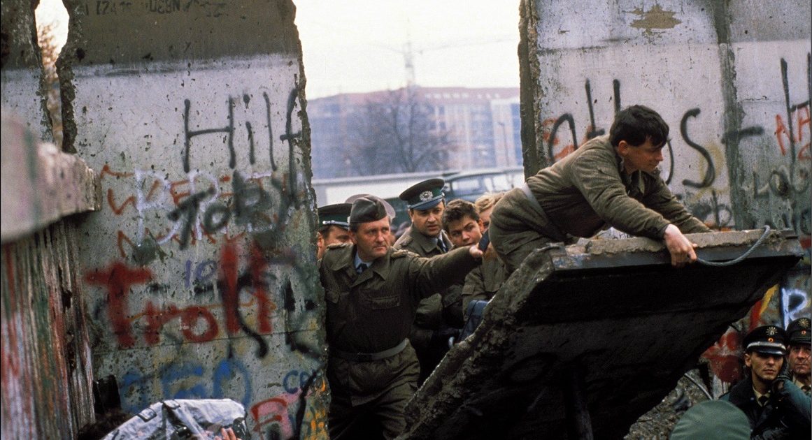 when did the berlin wall fall        <h3 class=