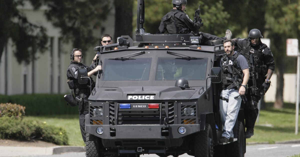 Oakland Uses Swat Force With Tanks And An Armored Vehicle To Evict Squatting Activists Reason Com