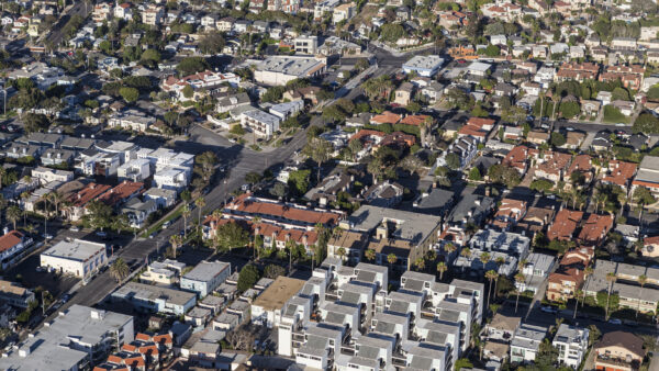 A picture of apartment buildings in Los Angeles, California.