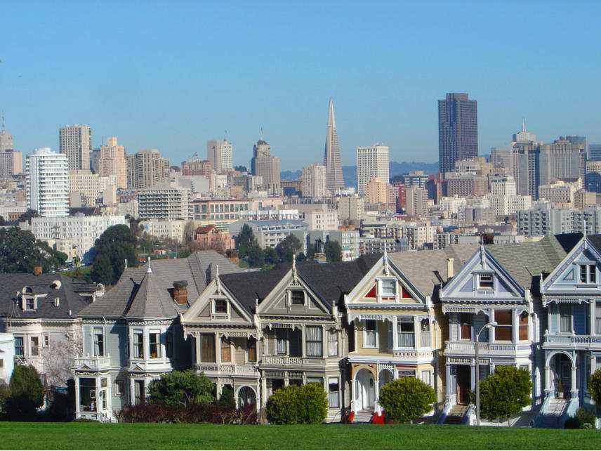 San Francisco, USA: rows of Victorian house; background: downtown